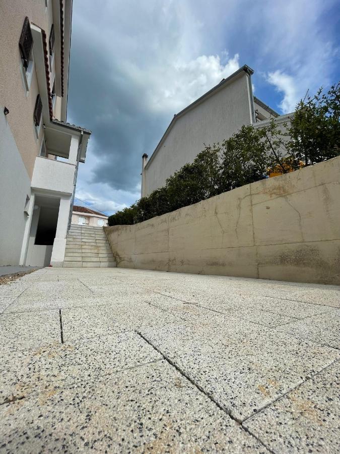Apartments Fratelli Malinska Exterior photo